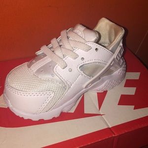All white size 5c huaraches